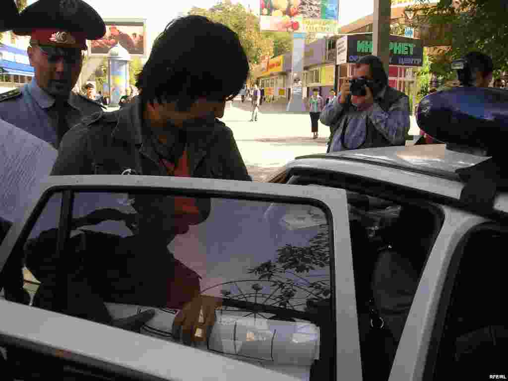 Сторонников Жовтиса увозят в полицейской машине в участок. - Полицейские задерживают сторонников Жовтиса. За несанкционированные митинги участники подобных акций приговаривались судами к выплате штрафа. Алматинский Арбат, 30 сентября 2009 года.