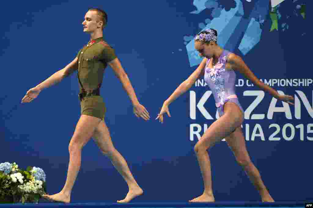 Russia's Aleksandr Maltsev and Darina Valitova compete in the Mixed Duet Technical final of the synchronised swimming competition at the 2015 FINA World Championships in Kazan. (AFP/Christophe Simon)