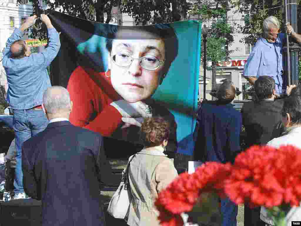 Russia -- A rally to remember slain journalist Anna Politkovskaya, Moscow, 30Aug2007