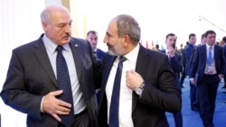 Kazakhstan - Belarusian President Alexander Lukashenko (L) and Armenian Prime Minister Nikol Pashinian talk at a CSTO summit in Astana, 8 November 2018.