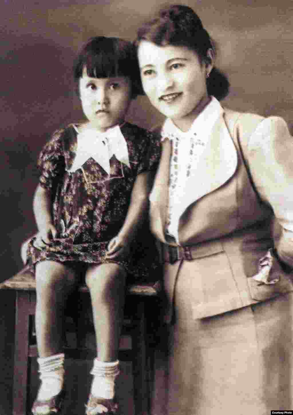 Гүлнар Дулатова мен қызы Динара. Шымкент, 1943 жыл. (Сурет "Шындық шырағы" кітабынан алынды).