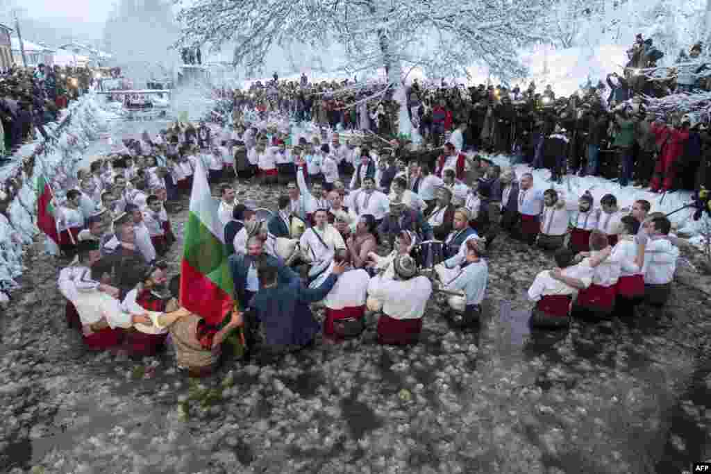 Burrat duke vallëzuar në ujërat e ngrira të lumit Tundzha në qytetin bullgar Kalofer, si pjesë e festimeve të Ditës së Epifanisë. Si traditë, një prift ortodoks hedh një kryq në lumë. Besohet se ai që gjen atë - si dhe të gjithë ata që vallëzojnë në ujërat e akullta - do të jetë të shëndetshme gjatë gjithë vitit.&nbsp;