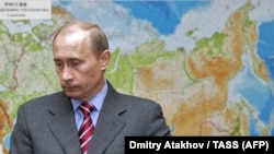 Владимир Путин у карты