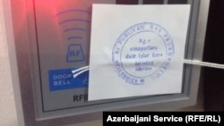 Pečat na ulazu u RSE biro u Bakuu