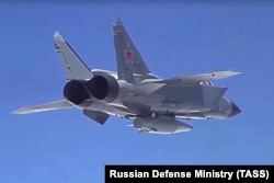 Російський винищувач-перехоплювач МіГ-31К із ракетою «Кинджал» під час льотно-тактичних навчань із літаками Ту-22М3 дальньої авіації ВКС РФ, липень 2018 року
