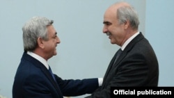 Armenia - President Serzh Sarkisian (L) meets with Greece’s visiting parliament speaker, Vangelis Meimarakis, in Yerevan, 26Feb,2014