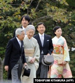 آکیهیتو و میچیکو همراه ولیعهد ناروهیتو (در کنار مادرش) و شاهدخت آکیکو و شاهزاده آکیشینو در جشن پاییزه؛ اکتبر ۲۰۱۲