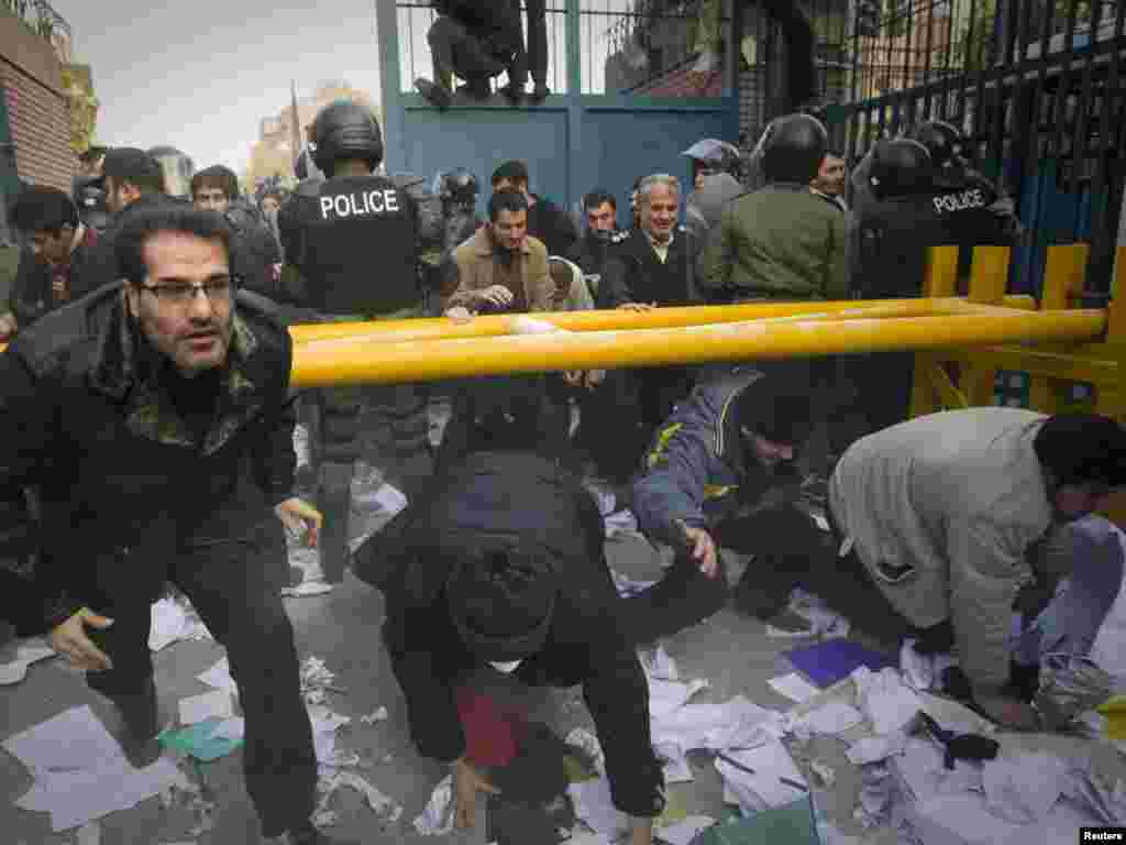 Protestuesit sulmojn&euml; ambasad&euml;n britanike n&euml; Teheran.