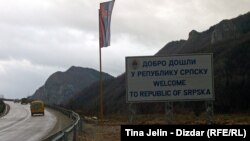 BiH: Zastava Srbije kod table "Dobro došli u RS"