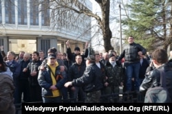 Митинг участников пророссийского «Народно-освободительного движения» у здания крымского парламента. Симферополь, 21 февраля 2014 года
