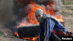 Палестинец в восточной части города Газа, во время столкновений с израильтянами, 15 декабря 2017