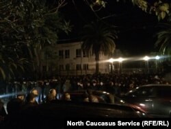 В какой-то момент дорога в районе резиденции была практически заблокирована