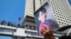 Demonstranti nose sliku svrgnute liderke Mjanmara Aung San Su Ći