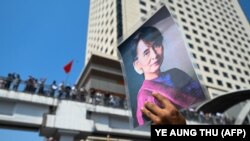 Demonstranti nose sliku svrgnute liderke Mjanmara Aung San Su Ći