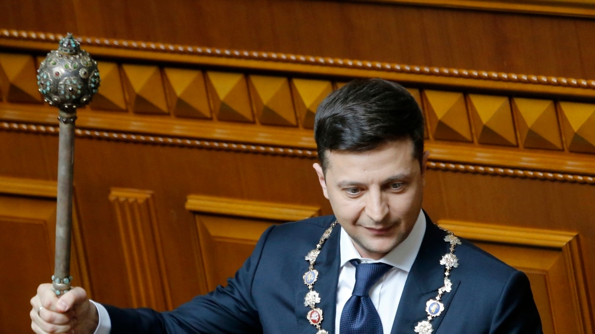 Президент Украины предложил распустить Конституционный суд