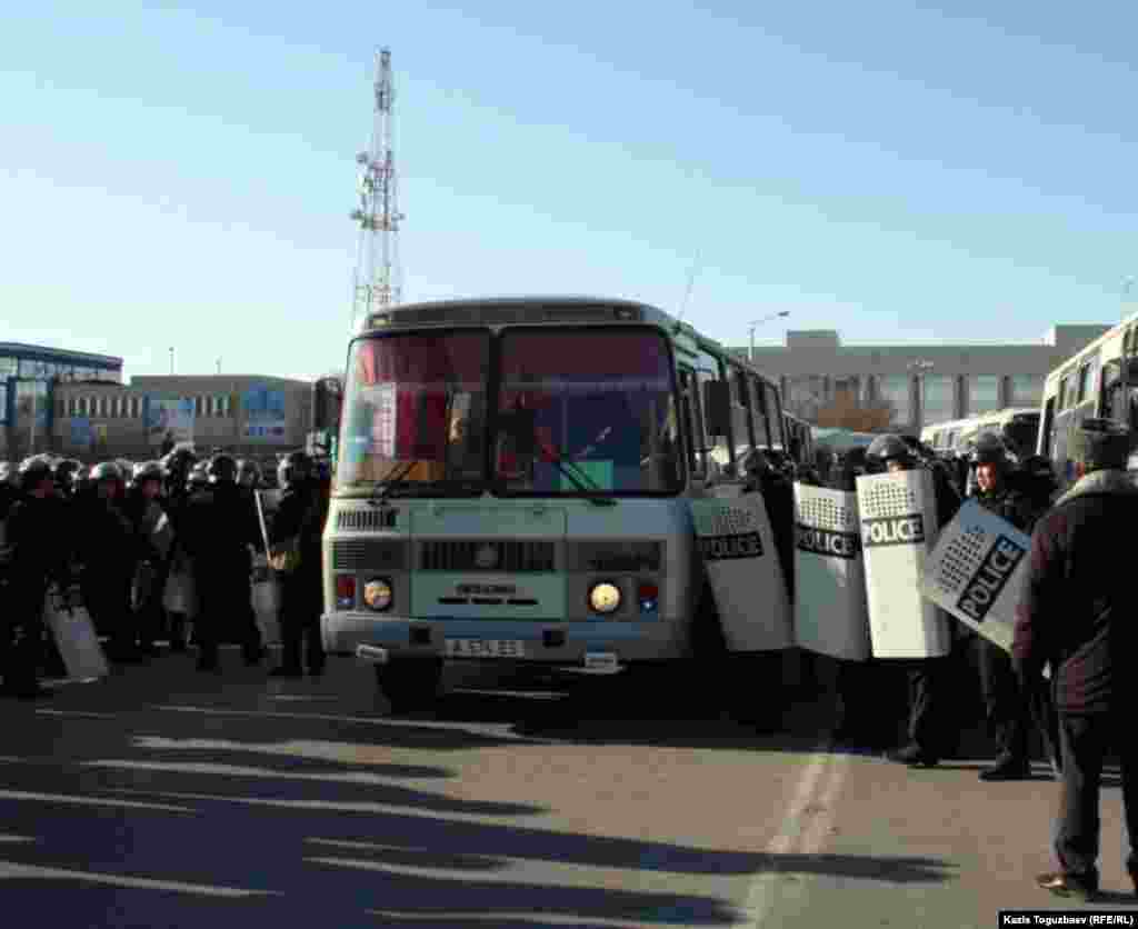 Прибыте на центральную площадь Согласия города Актау автобусов с полицейскими, вооруженным автоматами Калашникова и щитами. 18 декабря.
