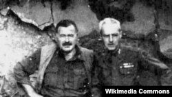 Amerika yazıçısı və hərbi jurnalisti Ernest Miller Hemingway (solda)