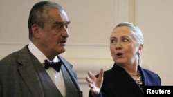 Dna Hillary Clinton împreună cu omologul ei ceh, Karel Schwarzenberg, în cursul escalei făcute luni la Praga