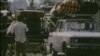 Скрийншот от архивни кадри на БНТ от българо-турската граница, заснети през лятото на 1989 г. Колоните автомобили, автобуси и каруци се измерват с километри.