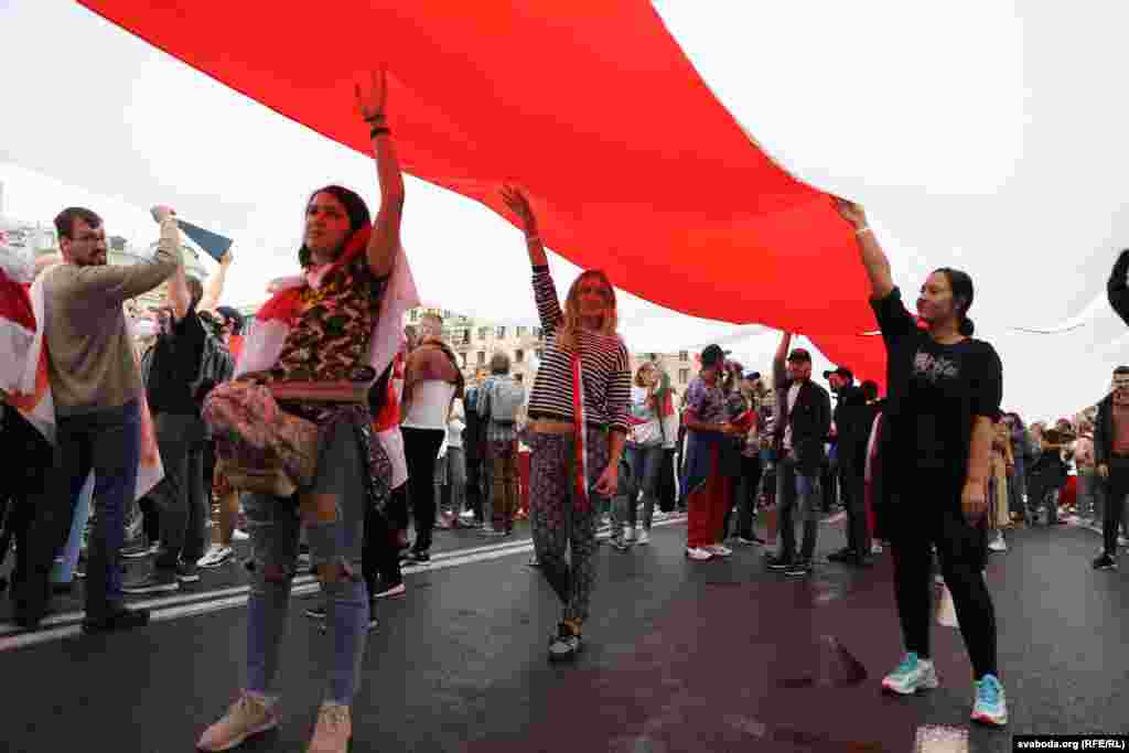 The flag was used by the Belarusian Democratic Republic in 1918 before the country became part of the Soviet Union. It was also independent Belarus&#39;s official flag from 1991 to 1995, before a different state banner was introduced under Lukashenka.&nbsp;