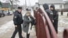 Міліцыянты каля школы №2 у Стоўпцах пасьля двайнога забойства 