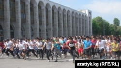 Массовый забег в рамках акции "Марш мира" во время праздника 1 мая, Бишкек, 1 мая 2011 года.