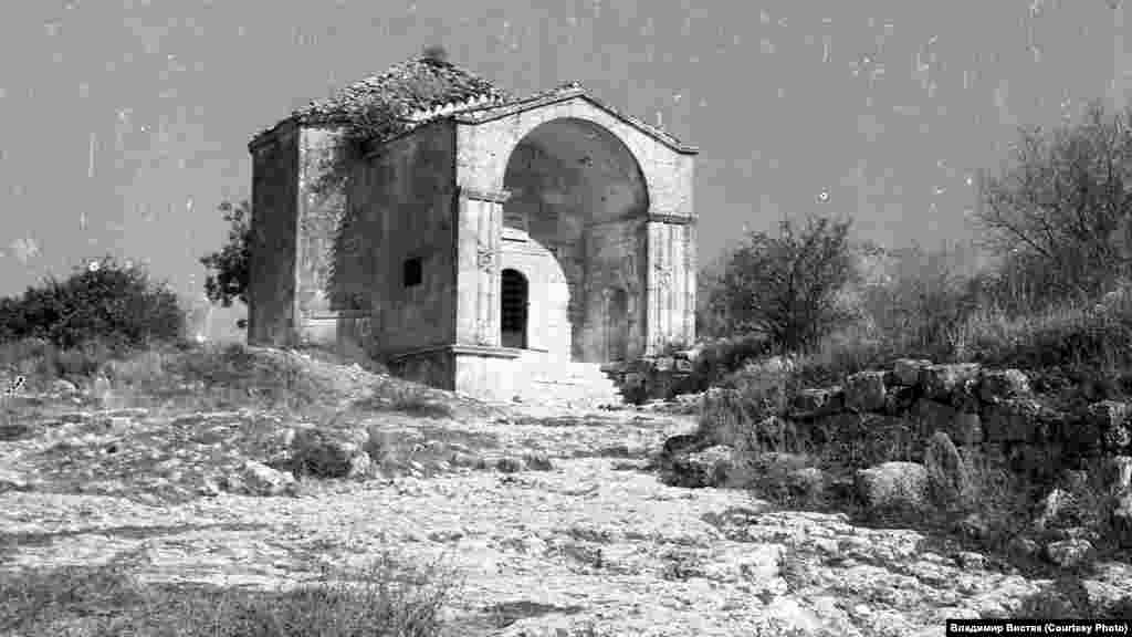 Дюрбе Джаніке-Ханим. Це мавзолей, який побудував останній хан Золотої Орди Тохтамиш для своєї дочки Джаніке. У 1437 році вона загинула під час облоги міста