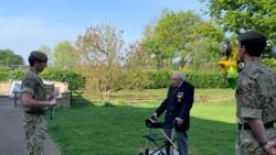 "Dobro se osećam i nadam se da se i vi svi dobro osećate", rekao je veteran Tom Mur i dodao da je sakupljena suma novca "neverovatna".