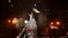 Участники "евромайдана" взобрались на пьедестал снесенного памятника Ленину в Киеве