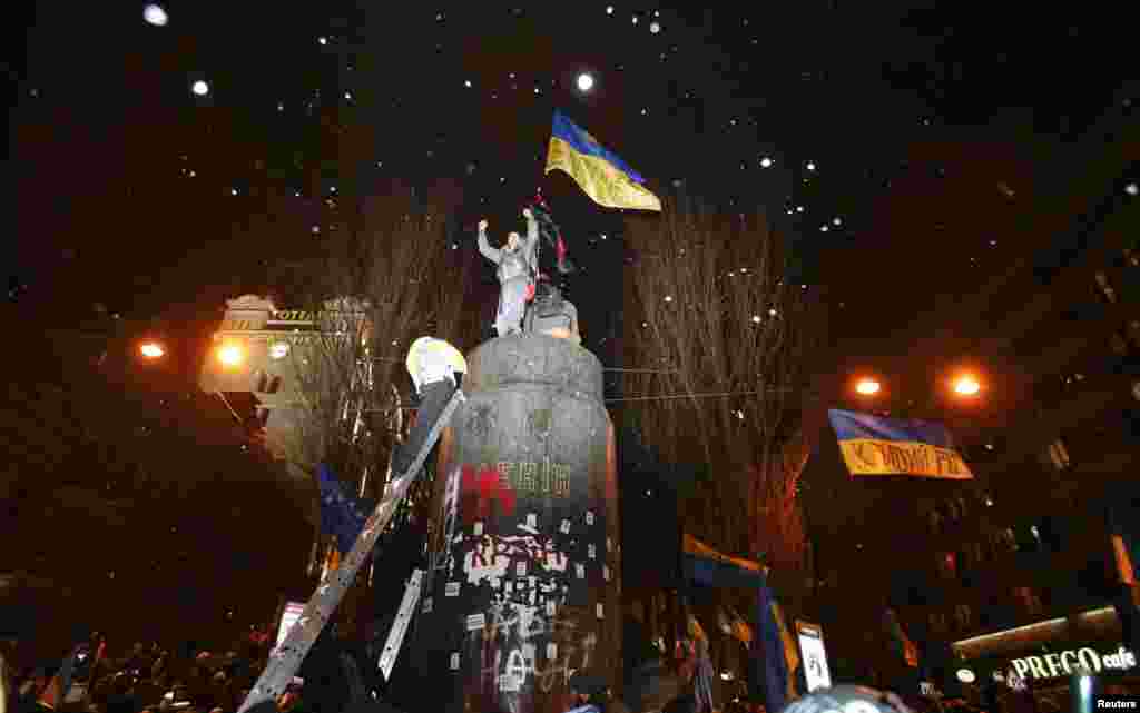 8 dekabr. Kiyev. Leninin postmantində Ukrayna bayrağı