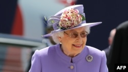 Королева Великобритании Елизавета II на скачках Epsom Derby. 2 июня 2018 года.
