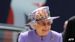 Королева Великобритании Елизавета II на скачках Epsom Derby. 2 июня 2018 года.
