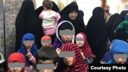 Таджикские женщины с детьми в Ираке. 