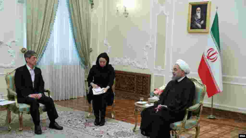 ИРАН / ЈАПОНИЈА - Иранските власти планираат да побараат од Јапонија да биде медијатор меѓу Техеран и Вашингтон за олеснување на нафтените санкции воведени од страна на САД, јави Ројтерс пред посетата на јапонскиот премиер Шинзо Абе.