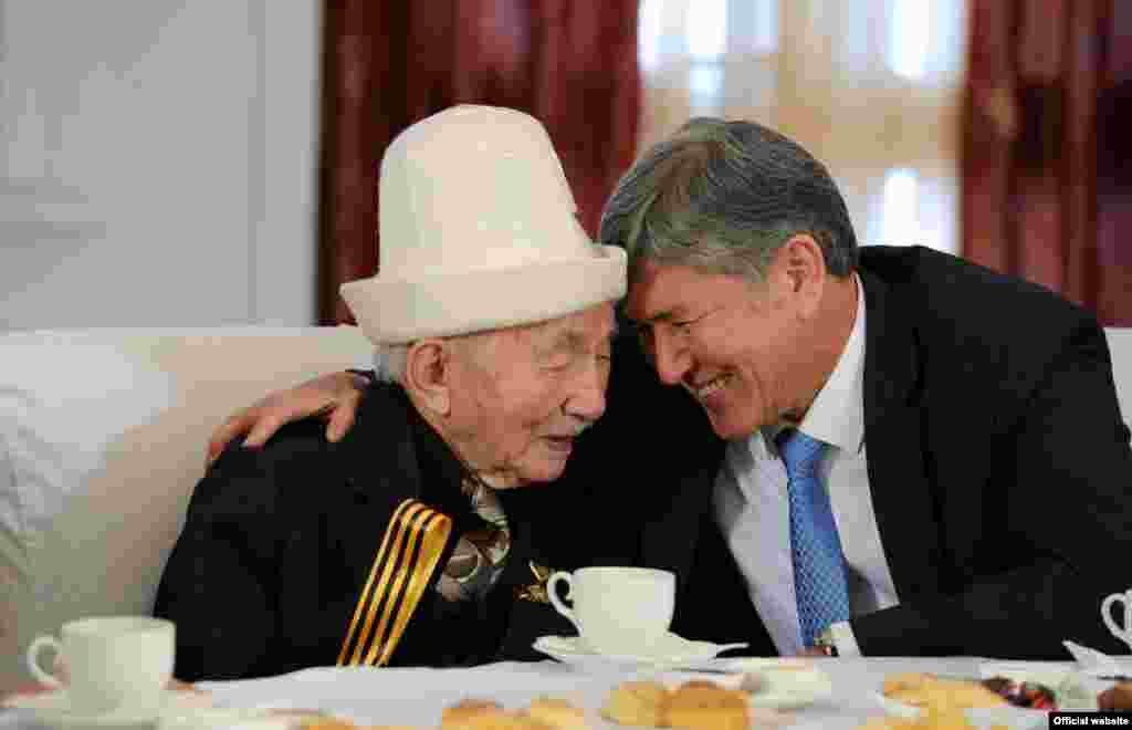 Kyrgyz President Almazbek Atambaev meets with veterans of World War II in a photograph from the official presidential website. 