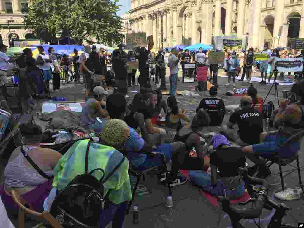 Участники акции протеста, выступающие за сокращение финансирования полиции возле городской ратуши, Нью-Йорк&nbsp;