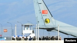 Літак із тілом російського пілота в Туреччині перед передачею Росії, 29 листопада 2015 року