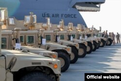США надають різноманітну військову допомогу Україні. Прибуття військових автівок «Humvee» до Києва для потреб української армії.