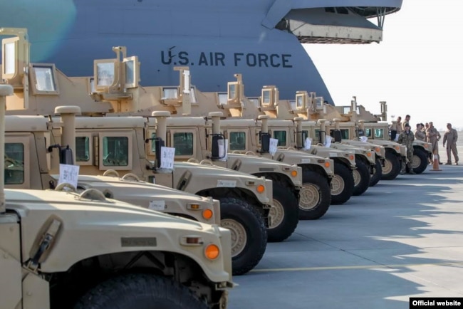 Бронеавтомобілі Humvee (HMMWV) у Борисполі, 25 березня 2015 року