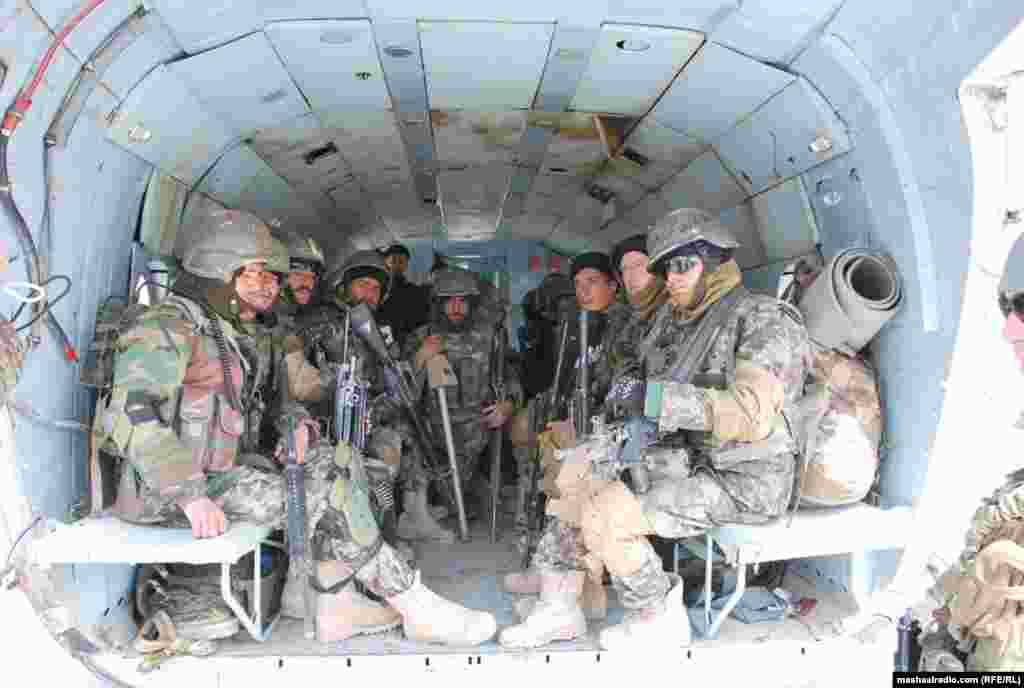 د افغان ملي اردو سربازان په کندهار کېپه هوايي عملیاتو کې برخه اخلي.