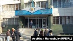 Здание Алмалинского районного суда Алматы, где рассматривается дело Серикжана Мамбеталина и Ермека Нарымбаева. 