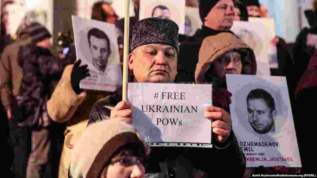 Надпись на плакате, который держит&nbsp;член Меджлиса крымскотатарского народа&nbsp;Эскендер Бариев: &laquo;Освободите украинских военнопленных&raquo;