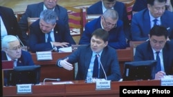 Члены правительства во главе с Сапаром Исаковым на заседании в ЖК. 17 апреля 2018 г.