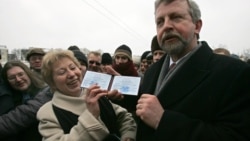 Аляксандар Мілінкевіч і Іна Кулей з пасьведчаньнем аб рэгістрацыі кандыдатам у прэзыдэнты на выбарах 2006 году