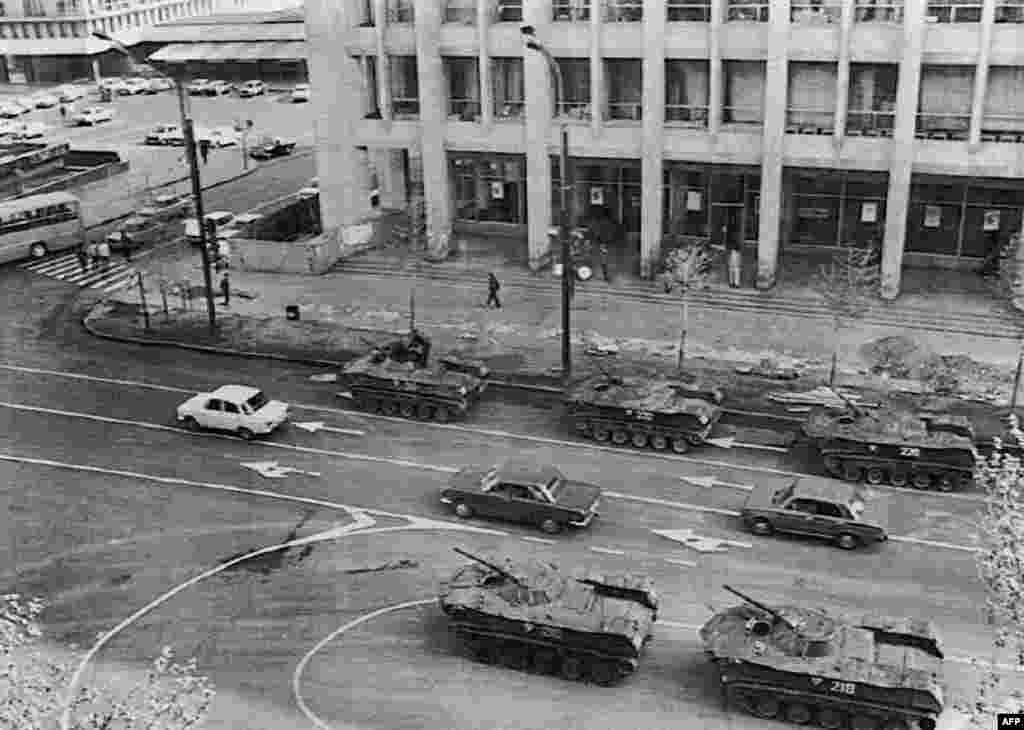 Советские танки по обе стороны главной улицы напротив здания Центрального телеграфа в Тбилиси. 11 апреля 1989 года.