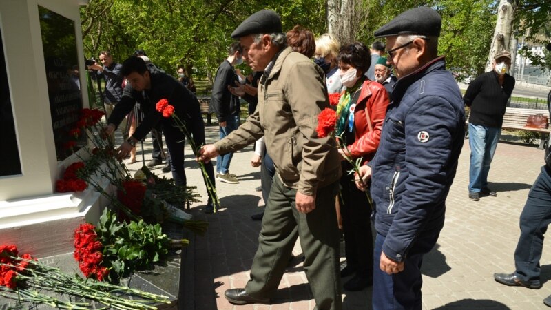 Возложение цветов к памятнику жертвам депортации в Севастополе: участники нарушали социальную дистанцию