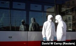 Прагада коронавирус хавфи туфайли автобус дезинфекцияси, 2020 йил 10 марти