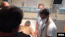 مدیرکل مدیریت بحران استان کرمانشاه گفته که این دو مصدوم بدحال با بالگرد به بیمارستانهای کرمانشاه اعزام شدهاند.