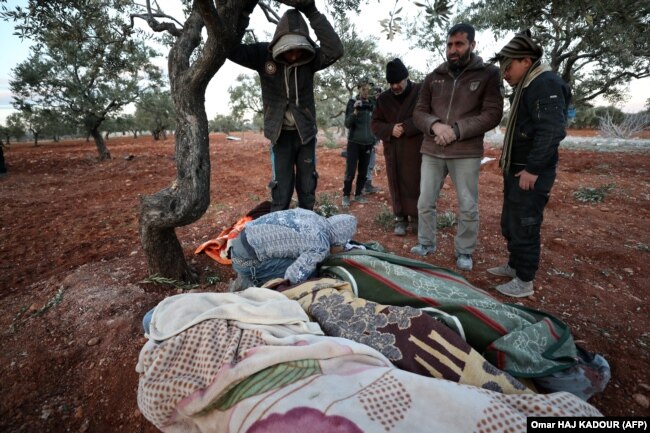Родственники хоронят тела жертв очередного артобстрела со стороны армии Асада. Идлиб, 6 февраля 2020 года