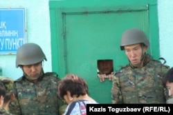 Проверка посетителей у контрольно-пропускного пункта штаба погранотряда. Город Ушарал Алматинской области, 9 июня 2012 года.